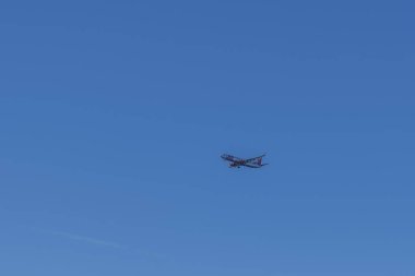 Prestwick, İskoçya, İngiltere - 14 Ekim 2024: Prestwick Havaalanı iniş takımlarına doğru uçan ticari uçak.