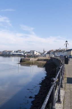 Irvine Limanı Kuzey Ayrshire İskoçya Aydınlık ama soğuk bir günde ve liman caddesi şehir merkezine bakıyor.