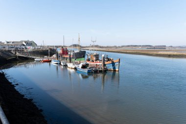 Irvine Limanı Kuzey Ayrshire İskoçya Aydınlık ama soğuk bir günde Eski demirli teknelere bakıyor.