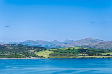 Gourock 'tan uzak mesafedeki Argyle Tepeleri' ne karşı kıyıya bakıyor..