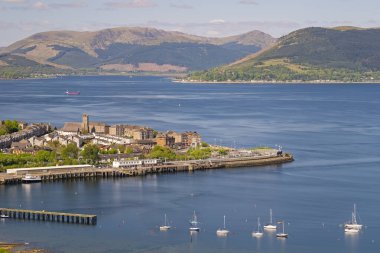 Gourock kasabası ve körfezi Lyle Hill 'in en yüksek kesiminden alındı. Clyde Nehri 'nin karşısındaki Gourock kasabasına Holyloch Gareloch Loch Long' a ve çok uzaktaki dağlara bakıyorum..