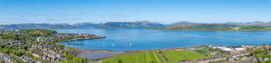Gourock kasabası ve körfezi Lyle Hill 'in en yüksek kesiminden alındı. Clyde Nehri 'nin karşısındaki Gourock kasabasına Holyloch Gareloch Loch Long' a ve çok uzaktaki dağlara bakıyorum..