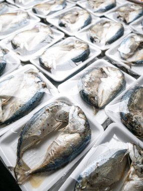 Yerel pazarda satılmaya hazır kısa gövdeli uskumru (Rastrelliger brachysoma) paketi.