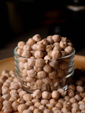 Köy ahşap bir masada çiğ nohut. Nohut arkaplanını kapat. Nohut baklası tohum arkaplanı.