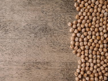 Köy ahşap bir masada çiğ nohut. Nohut arkaplanını kapat. Nohut baklası tohum arkaplanı.