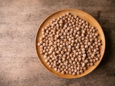 Köy ahşap bir masada çiğ nohut. Nohut arkaplanını kapat. Nohut baklası tohum arkaplanı.