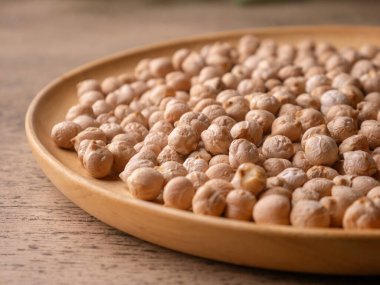 Köy ahşap bir masada çiğ nohut. Nohut arkaplanını kapat. Nohut baklası tohum arkaplanı.