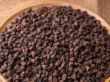 Kala Chana (Kala Chana) sade ahşap bir masa üzerinde çiğ Koyu Kahverengi Nohut. Kuru Balck nohutu (ceci neri) arkaplanı kapat.