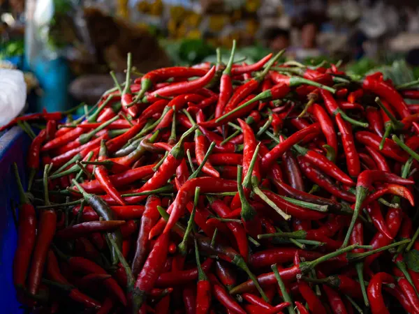 Yerel pazarda taze organik kırmızı acı biber.