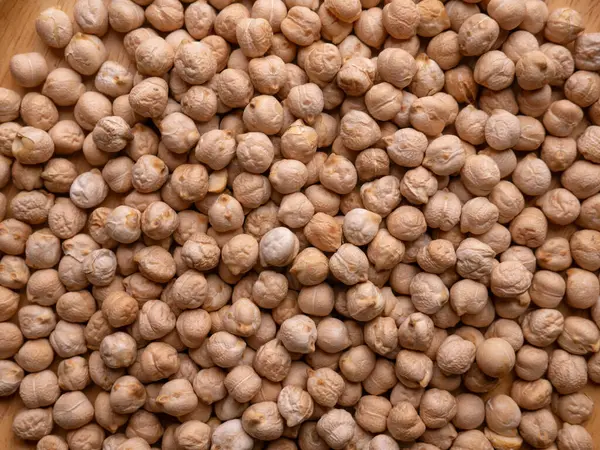 Köy ahşap bir masada çiğ nohut. Nohut arkaplanını kapat. Nohut baklası tohum arkaplanı.