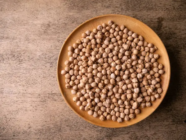Köy ahşap bir masada çiğ nohut. Nohut arkaplanını kapat. Nohut baklası tohum arkaplanı.