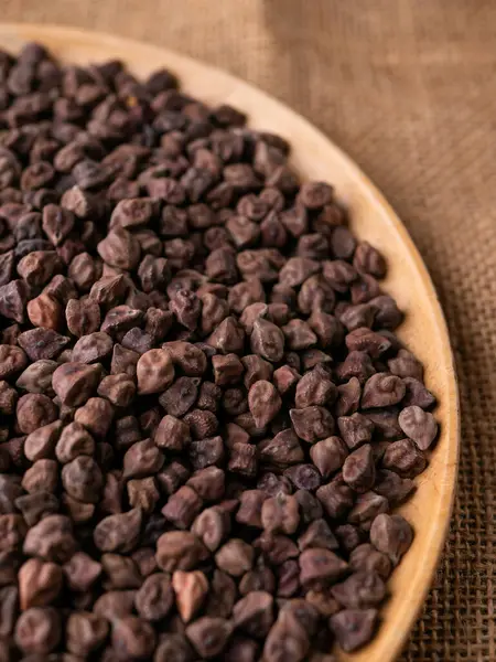 Kala Chana (Kala Chana) sade ahşap bir masa üzerinde çiğ Koyu Kahverengi Nohut. Kuru Balck nohutu (ceci neri) arkaplanı kapat.