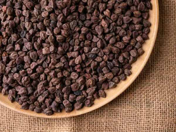 Kala Chana (Kala Chana) sade ahşap bir masa üzerinde çiğ Koyu Kahverengi Nohut. Kuru Balck nohutu (ceci neri) arkaplanı kapat.