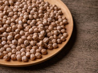 Köy ahşap bir masada çiğ nohut. Nohut arkaplanını kapat. Nohut baklası tohum arkaplanı.