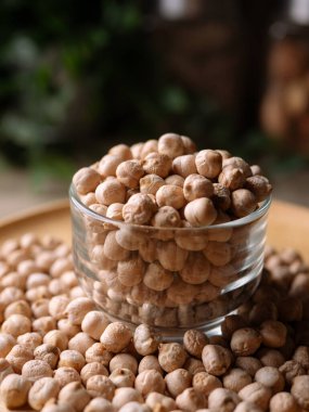 Köy ahşap bir masada çiğ nohut. Nohut arkaplanını kapat. Nohut baklası tohum arkaplanı.