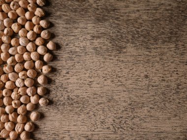 Köy ahşap bir masada çiğ nohut. Nohut arkaplanını kapat. Nohut baklası tohum arkaplanı.