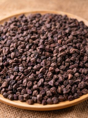 Kala Chana (Kala Chana) sade ahşap bir masa üzerinde çiğ Koyu Kahverengi Nohut. Kuru Balck nohutu (ceci neri) arkaplanı kapat.
