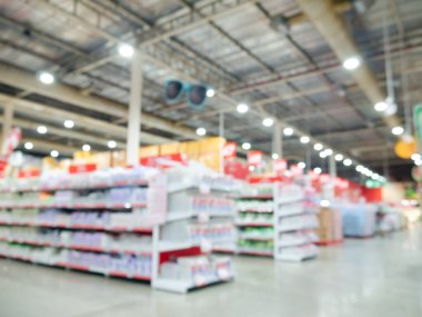 Depo hipermarket süpermarket arka planında folklift kamyonuyla çalışan işçiler için bulanık görünüm.