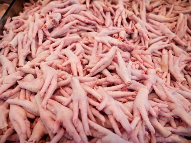 Süpermarket raflarında satılık çiğ tavuk ayağı.