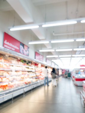 Depo hipermarket süpermarket arka planında folklift kamyonuyla çalışan işçiler için bulanık görünüm.