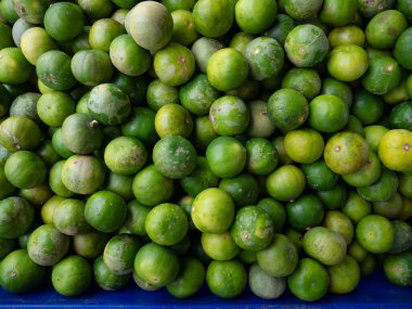 Yerel pazarda taze organik yeşil limon.