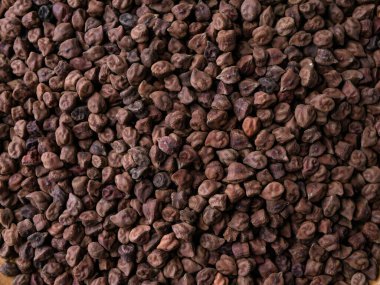 Kala Chana (Kala Chana) sade ahşap bir masa üzerinde çiğ Koyu Kahverengi Nohut. Kuru Balck nohutu (ceci neri) arkaplanı kapat.