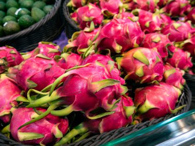 Süpermarketin rafında ejderha meyvesi.