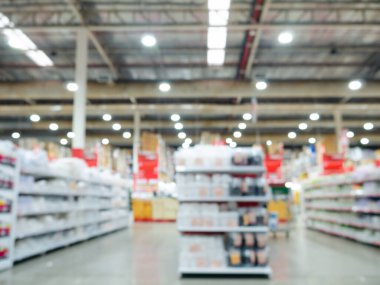 Modern süpermarket depolama arkaplanının bulanık görüntüsü. Odaklanmış bokeh ışığı arka planında hipermarket alışverişi.