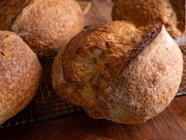 Kafe masasında taze pişmiş ekşi ekmek..