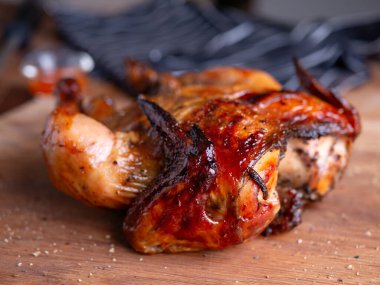 Tahta Masada Kızarmış Tavuk.