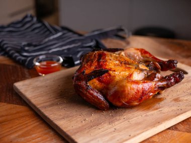 Çıtır Kızarmış Tüm Tavuk Yakın Çekim.