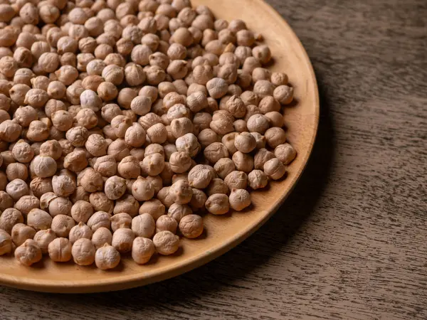 Köy ahşap bir masada çiğ nohut. Nohut arkaplanını kapat. Nohut baklası tohum arkaplanı.