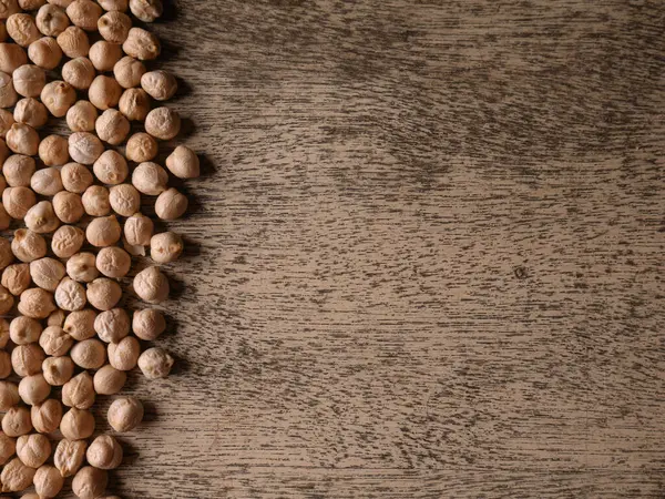 Köy ahşap bir masada çiğ nohut. Nohut arkaplanını kapat. Nohut baklası tohum arkaplanı.