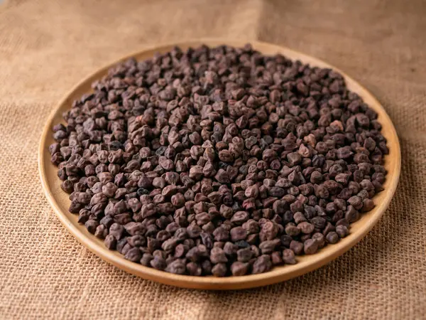Kala Chana (Kala Chana) sade ahşap bir masa üzerinde çiğ Koyu Kahverengi Nohut. Kuru Balck nohutu (ceci neri) arkaplanı kapat.