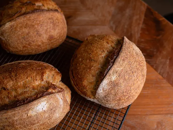 Kafe masasında taze pişmiş ekşi ekmek..