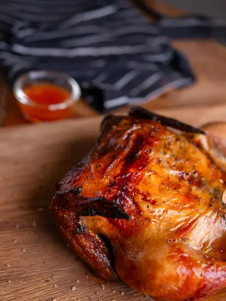 Çıtır Kızarmış Tüm Tavuk Yakın Çekim.