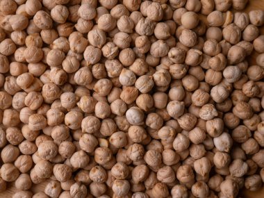 Köy ahşap bir masada çiğ nohut. Nohut arkaplanını kapat. Nohut baklası tohum arkaplanı.