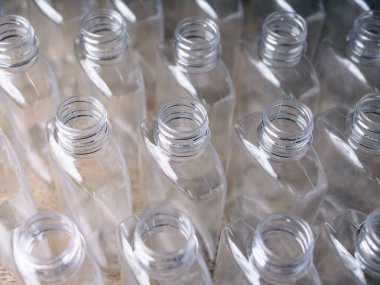 Süreci tamamlamak için plastik içme suyu şişelerini kapatın.