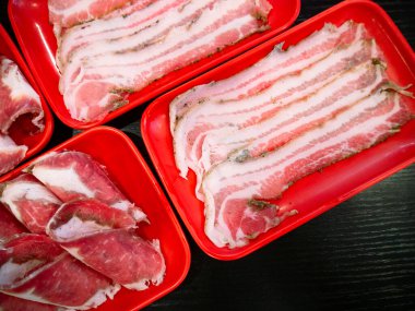 Restoran masasında Shabu ya da Sichuan güveci için dilimlenmiş et ve domuz eti..