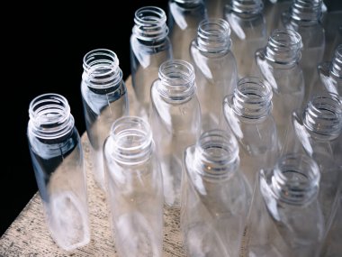 Süreci tamamlamak için plastik içme suyu şişelerini kapatın.