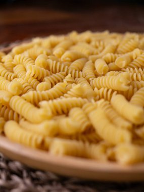 Çiğ Fusilli Spiral makarna desenli arka plan.