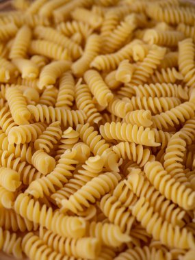 Çiğ Fusilli Spiral makarna desenli arka plan.
