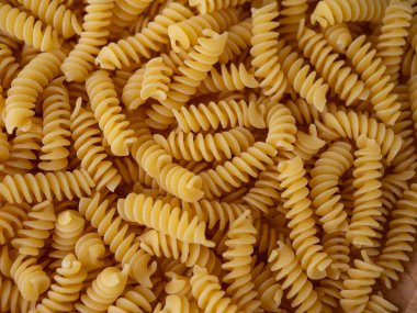 Çiğ Fusilli Spiral makarna desenli arka plan.