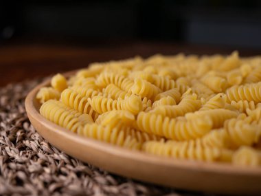 Çiğ Fusilli Spiral makarna desenli arka plan.