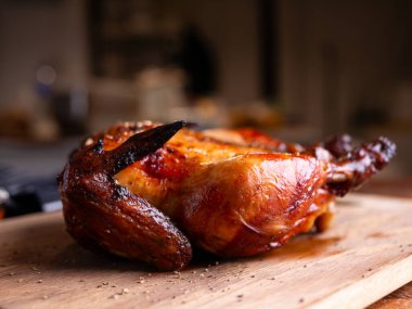 Çıtır Kızarmış Tüm Tavuk Yakın Çekim.