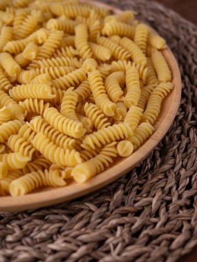 Çiğ Fusilli Spiral makarna desenli arka plan.