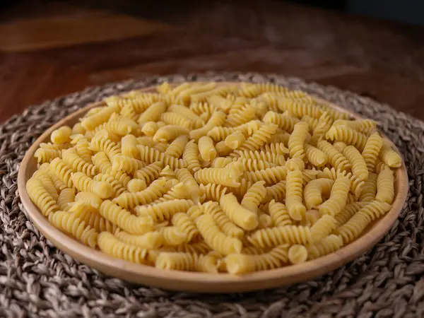Çiğ Fusilli Spiral makarna desenli arka plan.