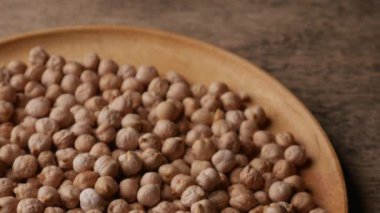 Köy ahşap bir masada çiğ nohut. Nohut arkaplanını kapat. Nohut baklası tohum arkaplanı. 