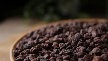 Kala Chana (Kala Chana) sade ahşap bir masa üzerinde çiğ Koyu Kahverengi Nohut. Kuru Balck nohutu (ceci neri) arkaplanı kapat. 