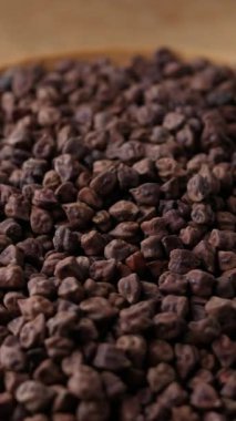 Kala Chana (Kala Chana) sade ahşap bir masa üzerinde çiğ Koyu Kahverengi Nohut. Kuru Balck nohutu (ceci neri) arkaplanı kapat. 